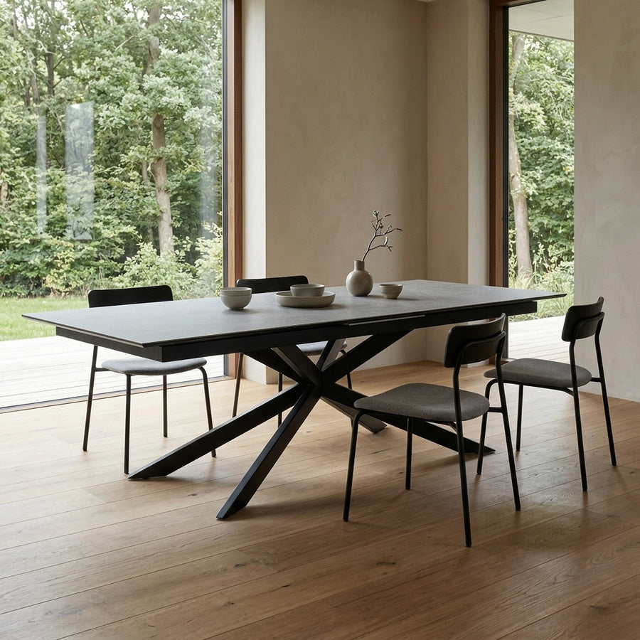 Irwine Spisebord i Grå Keramik med Synkron Udtræk & Tillægsplade Opbevaring & Stel i Mat Sort Stål fra Actona | L200-240xB100xH76cm - Billede 1
