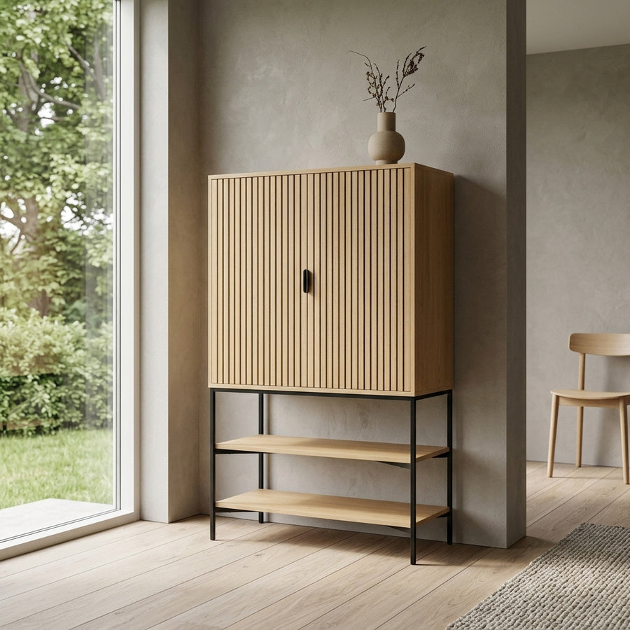 Jaipur Skab i Egetræ Melamin med Lamel Front & Stel i Sort Stål fra Actona | B80xD40xH140cm - Billede 1