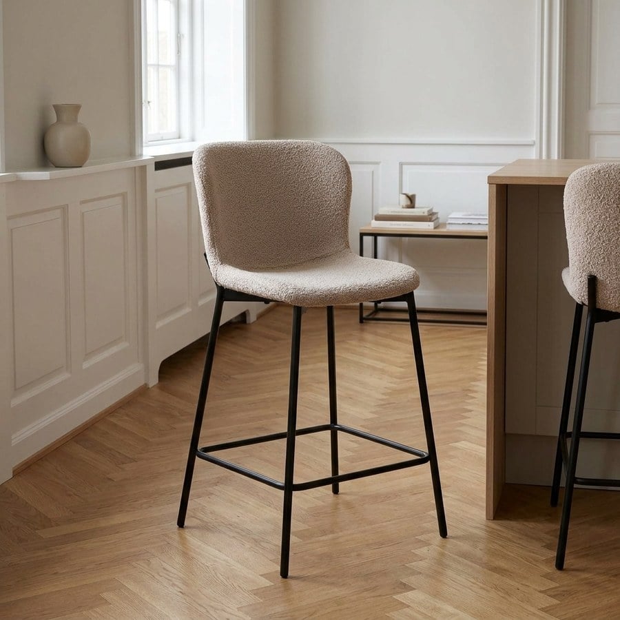 Maceda Counterstol i Beige Bouclé med Sorte Metalben fra House Nordic | L55xB47xH95cm