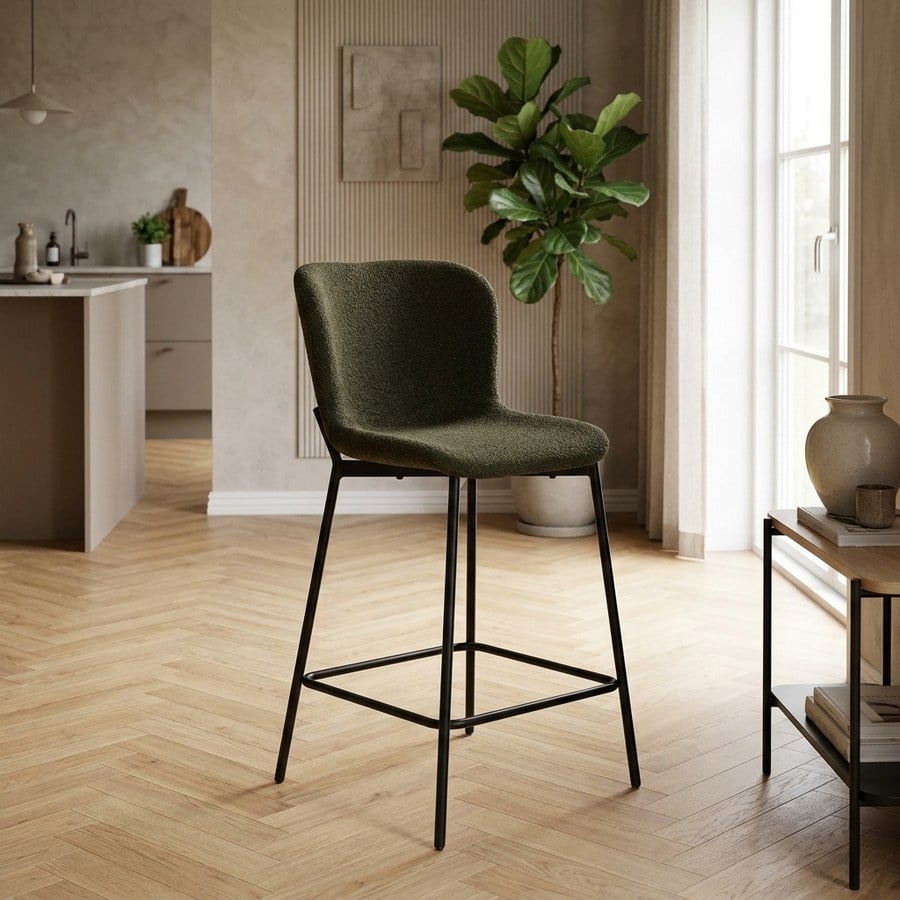 Maceda Counterstol i Bouclé Grøn med Sorte Metalben fra House Nordic | L55xB47xH95cm