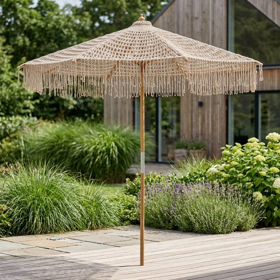 Martos Hæklet Parasol i Beige Bomuld med Træstok fra House Nordic | Ø250cm - UDSOLGT TIL 2026