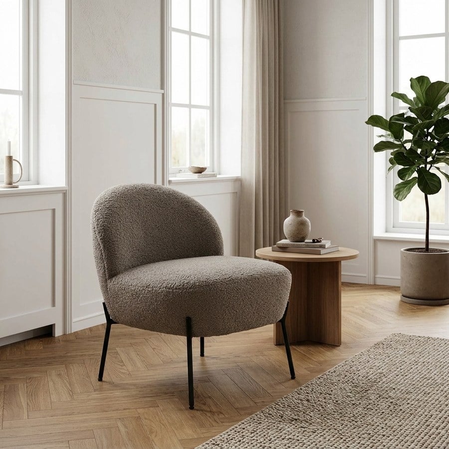 Merida Loungestol i gråbrunt kunstigt lammeskind med sorte stål ben fra House Nordic