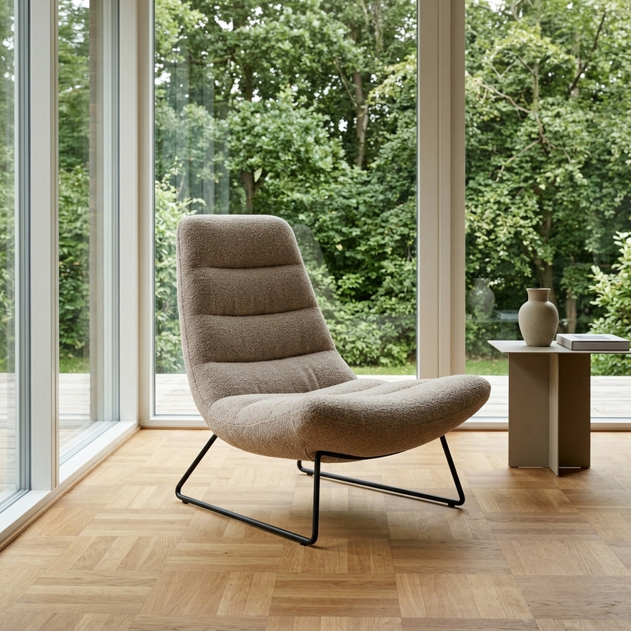 Milford Lounge Stol i Beige Stof med Horisontal Syning og Lynlås og Stel i Sort Stål fra Actona | 82,5x93x97cm - Billede 1