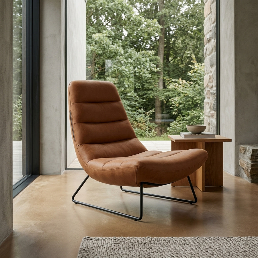Milford Lounge Stol i Cognac Stof med Horisontal Syning og Lynlås og Stel i Sort Stål fra Actona | 82,5x93x97cm - Billede 1