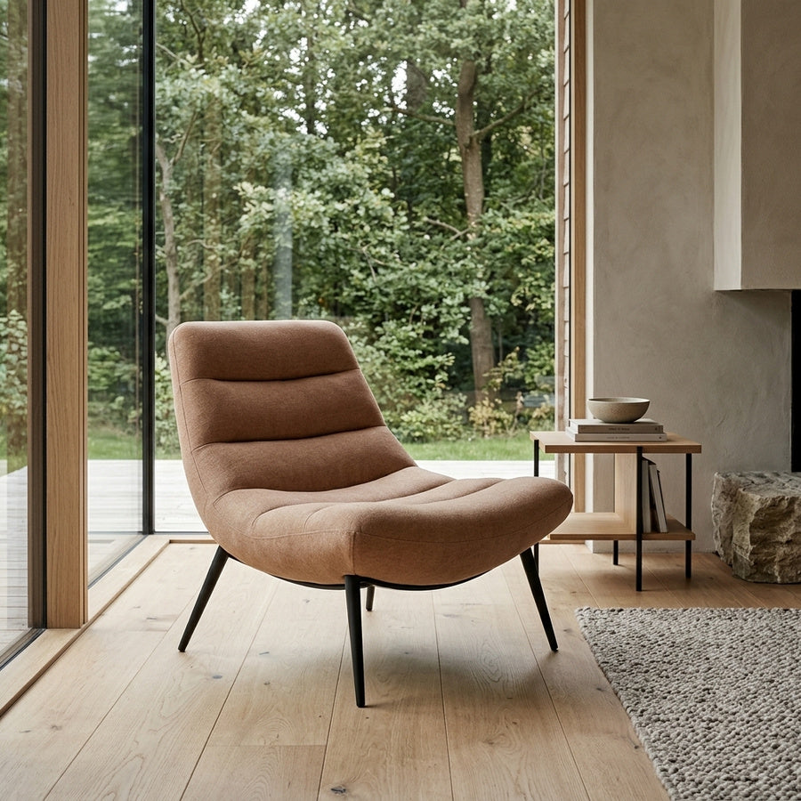 Milford Lounge Stol i Rosewood Stof med Horisontal Syning, Lav Ryg og Lynlås og Stel i Sort Stål fra Actona | 83x87x84cm - Billede 1
