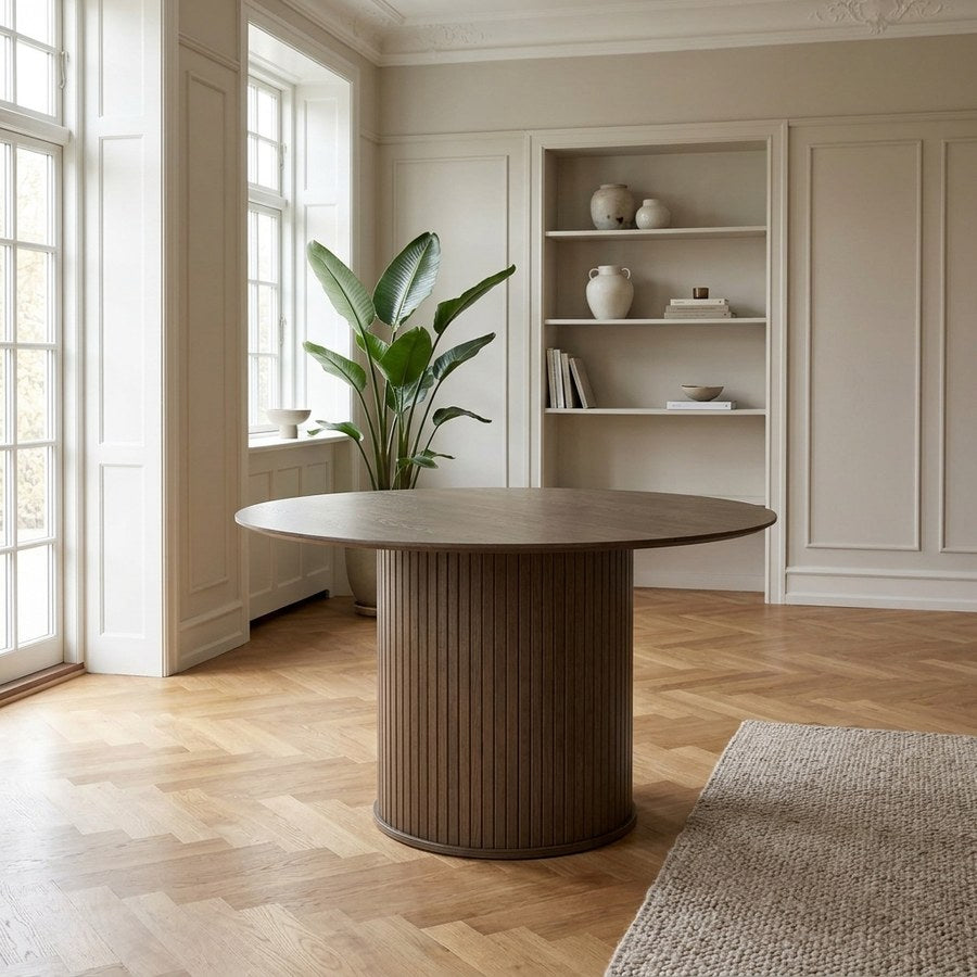 Nola Spisebord i Røget Egetræ fra Unique Furniture | Ø120-167xH75xD120cm