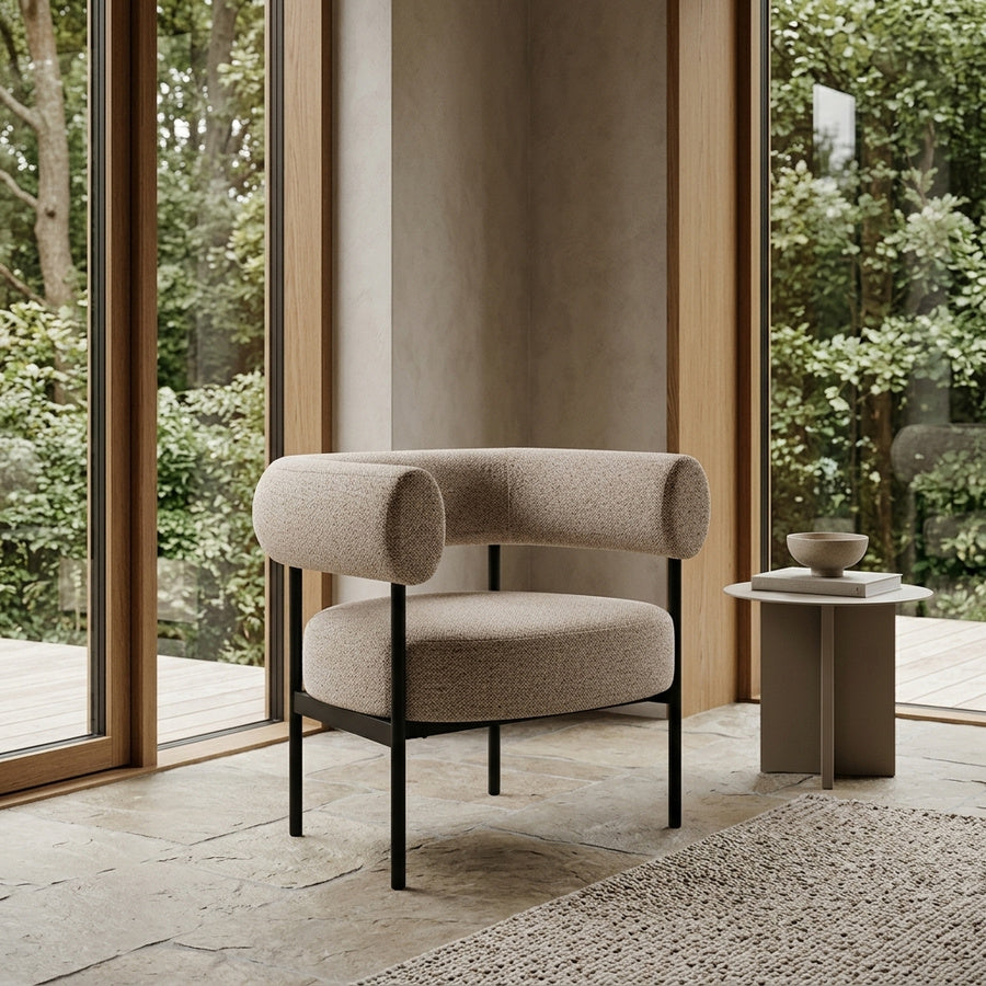 Oakfield Lounge Stol i Beige Stof med Armlæn og Stel i Sort Stål fra Actona | 67,5x78,5x71cm - Billede 1