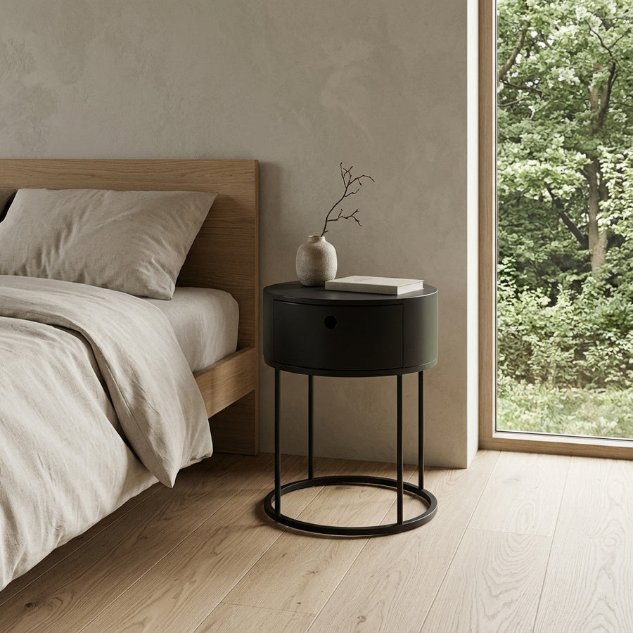 Polo Natbord i Sort MDF & Stel i Mat Sort Stål fra Actona | Ø40x51 cm - Billede 1