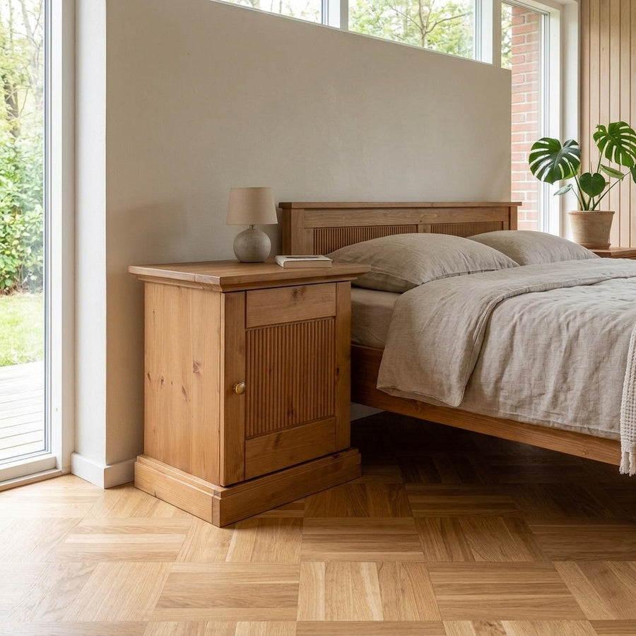 Miljøbillede af Embla Sengebord i Massiv Fyrretræ, Højre med Egefarvet Plade (B54xD36xH61cm) indrettet i soveværelset fra UniqueBeds Home and Living