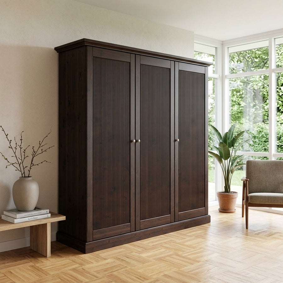 Miljøbillede af Embla Skab i Massiv Fyrretræ (B188xD63xH213cm) indrettet i hjemmet fra UniqueBeds Home and Living