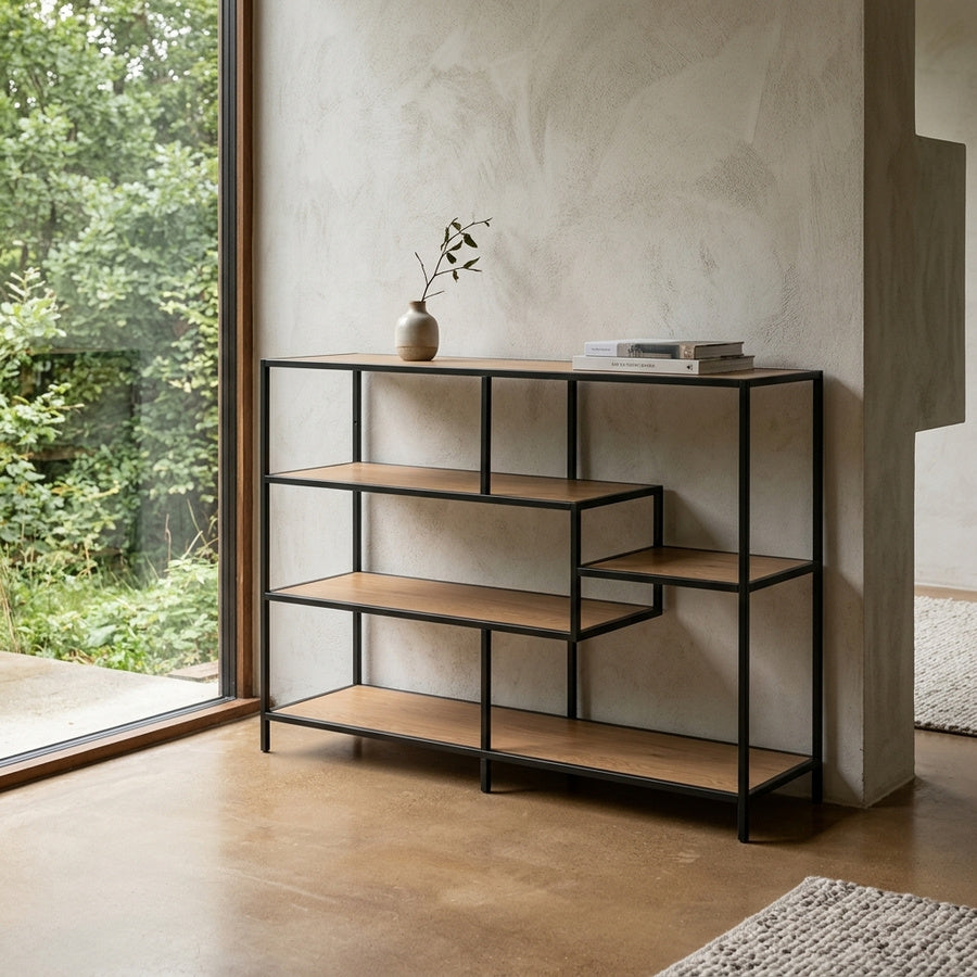 Seaford Reol i Mat Vild Eg Egetræ med Asymmetrisk Opsætning & Stel i Mat Sort Stål fra Actona | B114xD35xH78cm - Billede 1