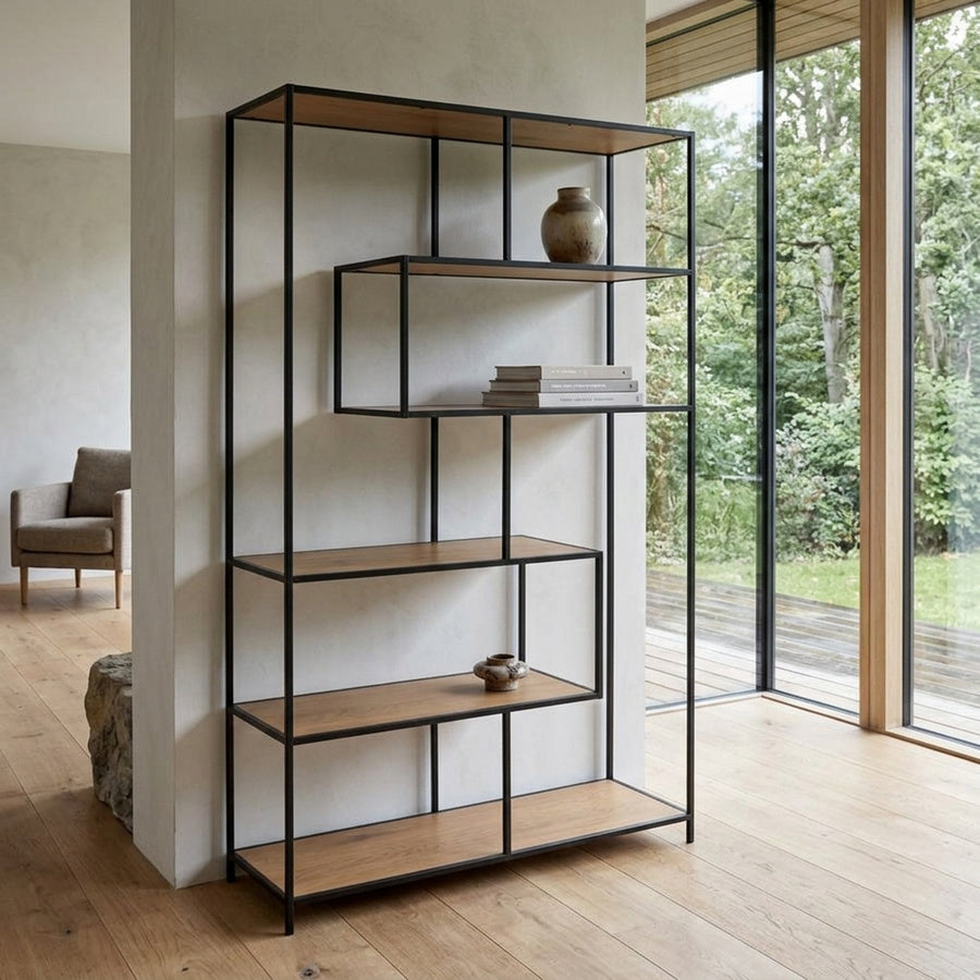 Seaford Reol i Mat Vild Eg med Asymmetrisk Opsætning & Stel i Mat Sort Stål fra Actona | B114xD35xH185cm - Billede 1
