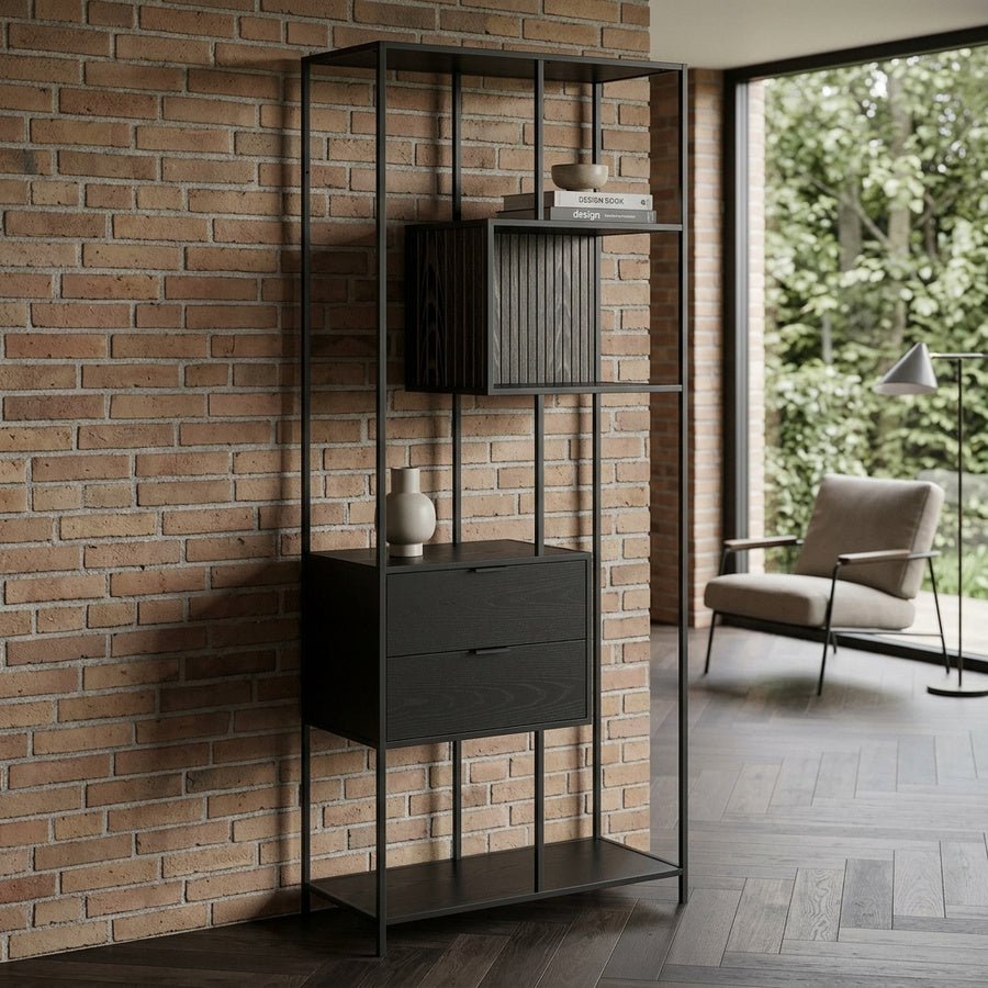Seaford Reol i Sort Ask Melamin med Asymmetrisk Opsætning & Vendbar Bagpanel & Stel i Sort Stål fra Actona | B77xD35xH185cm - Billede 1