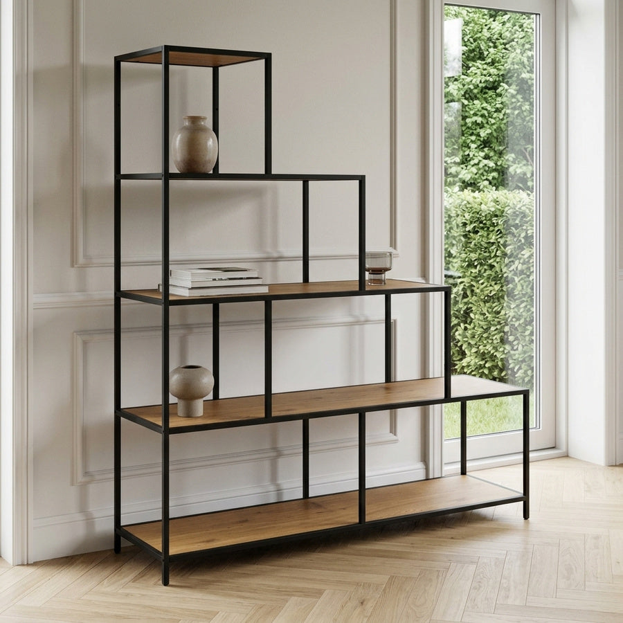 Seaford Reol i Vild Eg Egetræ med Asymmetrisk Opsætning & Trappeform & Stel i Sort Stål fra Actona | B135xD35xH150cm - Billede 1