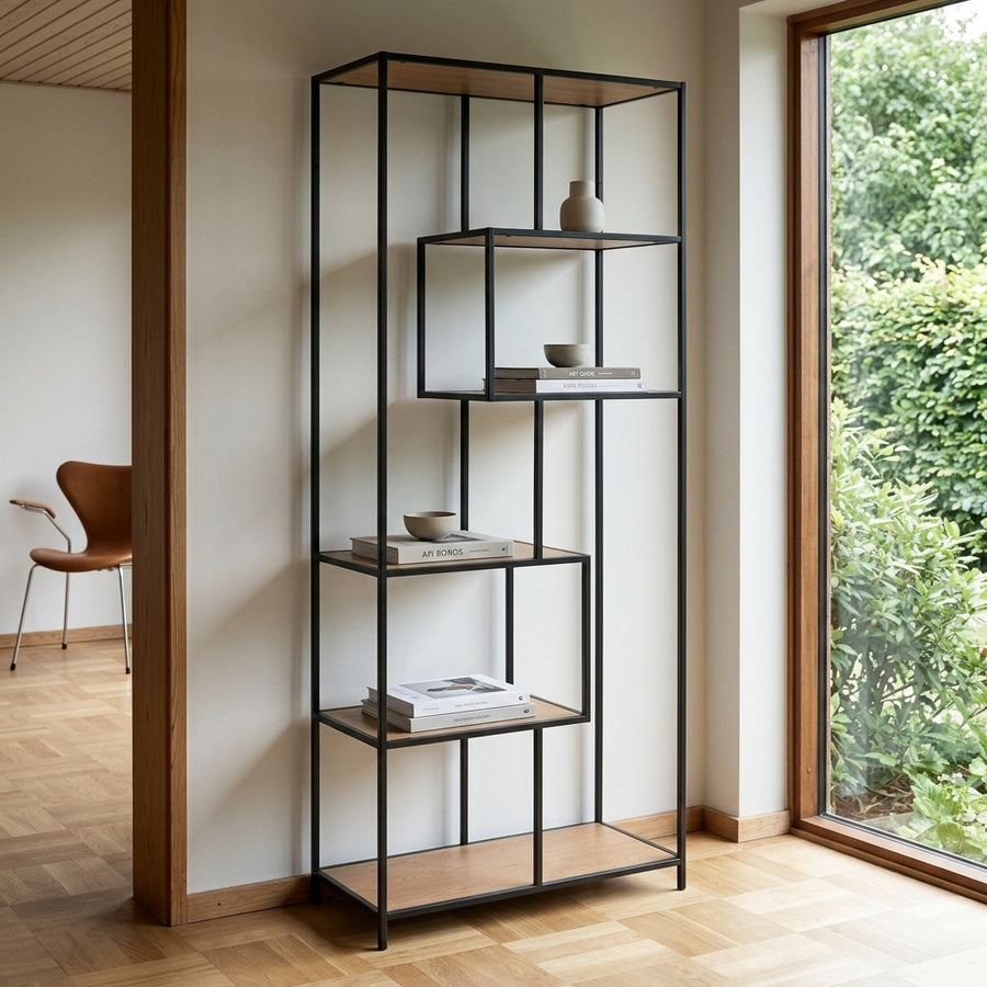 Seaford Reol i Vild Eg Papir med Asymmetrisk Opsætning & Stel i Sort Stål fra Actona | B77xD35xH185cm - Billede 1