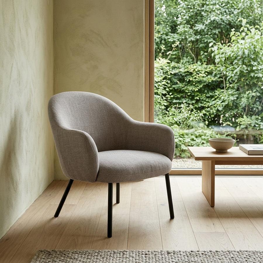 Spencer Lounge Stol i Lys Gråbrun Stof med Armlæn og Stel i Sort Stål fra Actona | 70x75x75cm - Billede 1