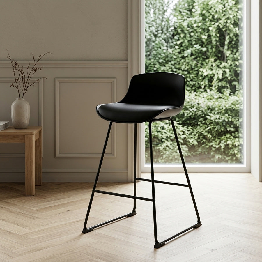 Tina Counterstol i Sort Plastik med Fodstøtte og Stel i Sort Stål fra Actona | 49x50x84cm - Billede 1