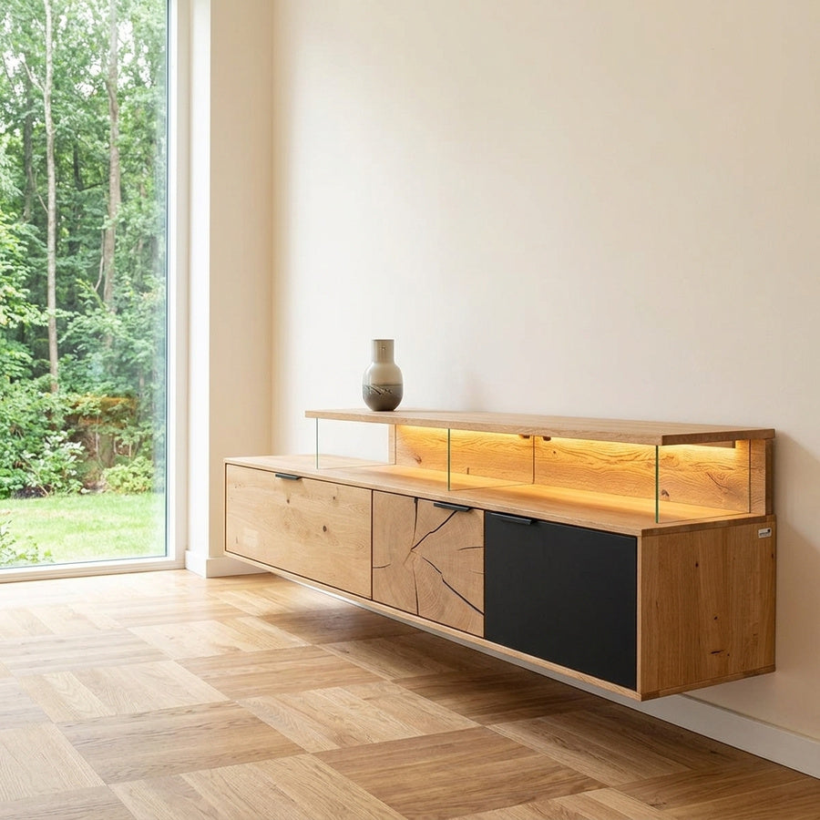 Miljøbillede af Gefion Væghængt TV-bord i Massiv Egetræ, med Træskive og Sort Glas (B200xD39xH52cm) indrettet i hjemmet fra UniqueBeds Home and Living