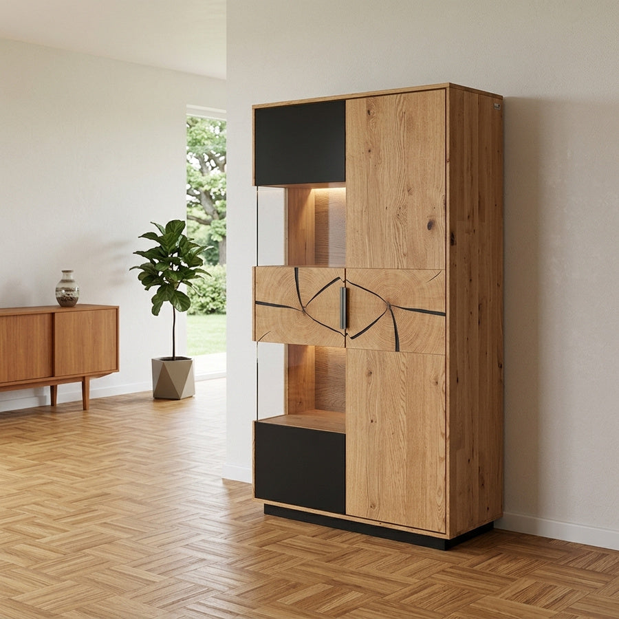 Miljøbillede af Gefion Stående Vitrineskab i Massiv Egetræ, med Træskive og Sort Glas (B83xD39xH147cm) indrettet i hjemmet fra UniqueBeds Home and Living
