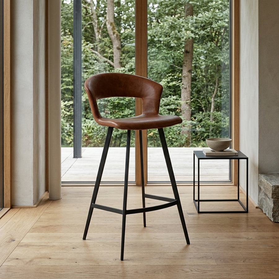 Tora Høj Barstol i Cognac Imiteret Læder & Sort Stel fra House Of Sander | H98,5 x B53 x L53 cm - Billede 1