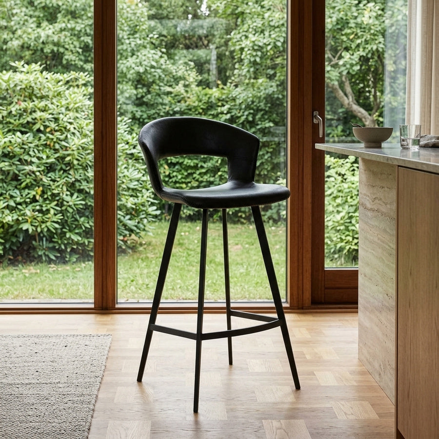 Tora Høj Barstol i Sort Imiteret Læder & Sort Stel fra House Of Sander | H98,5 x B53 x L53 cm - Billede 1