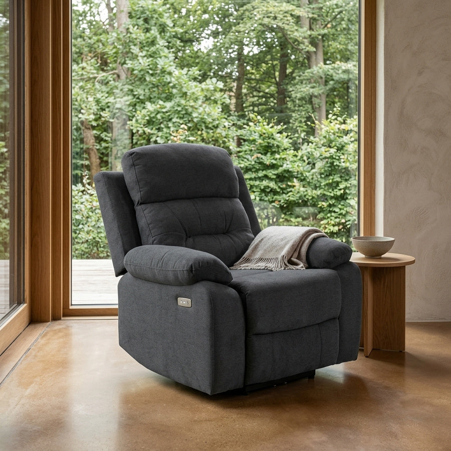 Vansbro Recliner i Mørkegrå Stof med C Stik, USB-A, Motoriseret Recline og Posefjedre og Stel i Sort Stål fra Actona | 92x96x98cm - Billede 1