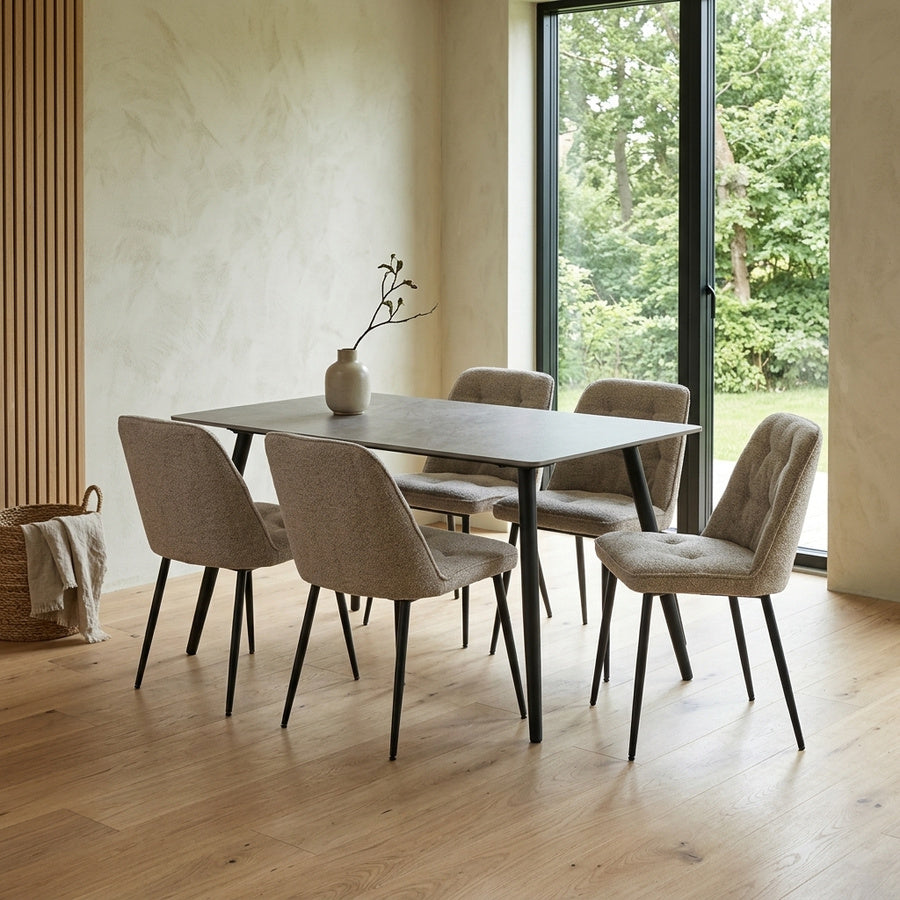 Wicklow Spisebordssæt i Grå Keramik & Brooke Spisebordsstole i Beige Stof & Stel i Sort Stål fra Actona | 4 Stole & 1 Bord - Billede 1