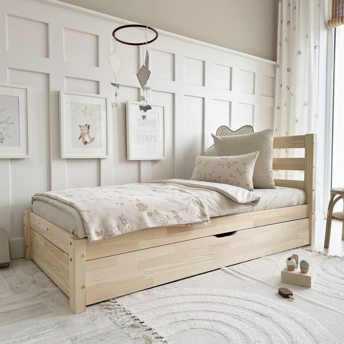Børneseng Simple Barierra Plus med Skuffe i Limet Fyrretræ fra Raw Kids, billede 1 fra Unique Beds, Home & Living