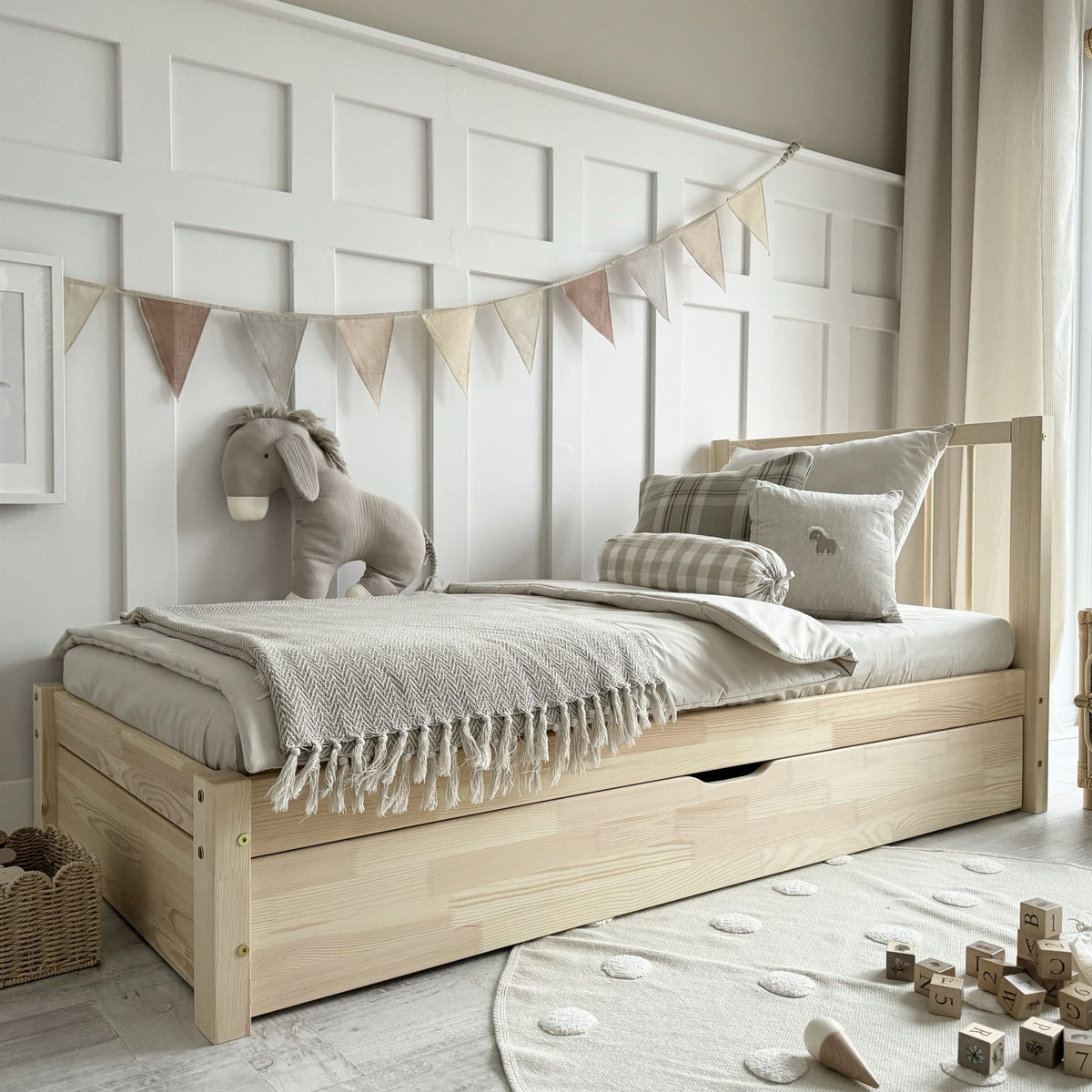 Børneseng Simple Bello Plus med Skuffe i Limet Fyrretræ fra Raw Kids, billede 1 fra Unique Beds, Home & Living