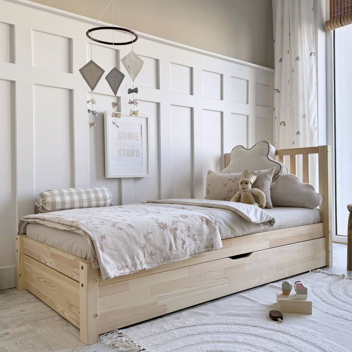 Børneseng Simple Fence Plus med Skuffe i Limet Fyrretræ fra Raw Kids, billede 1 fra Unique Beds, Home & Living