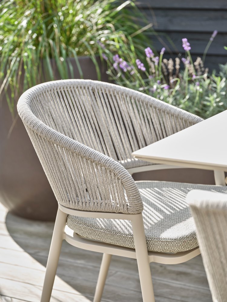 Bora Havestol med Armlæn i Beige Aluminium og Flet inkl. Hynde fra Unique Beds, Home & Living