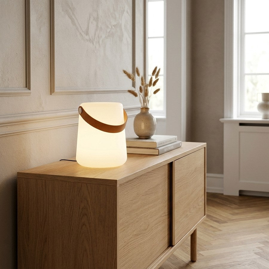 Bristol LED Lampe i Hvid PP med Strop fra House Nordic | Ø17xH21 cm