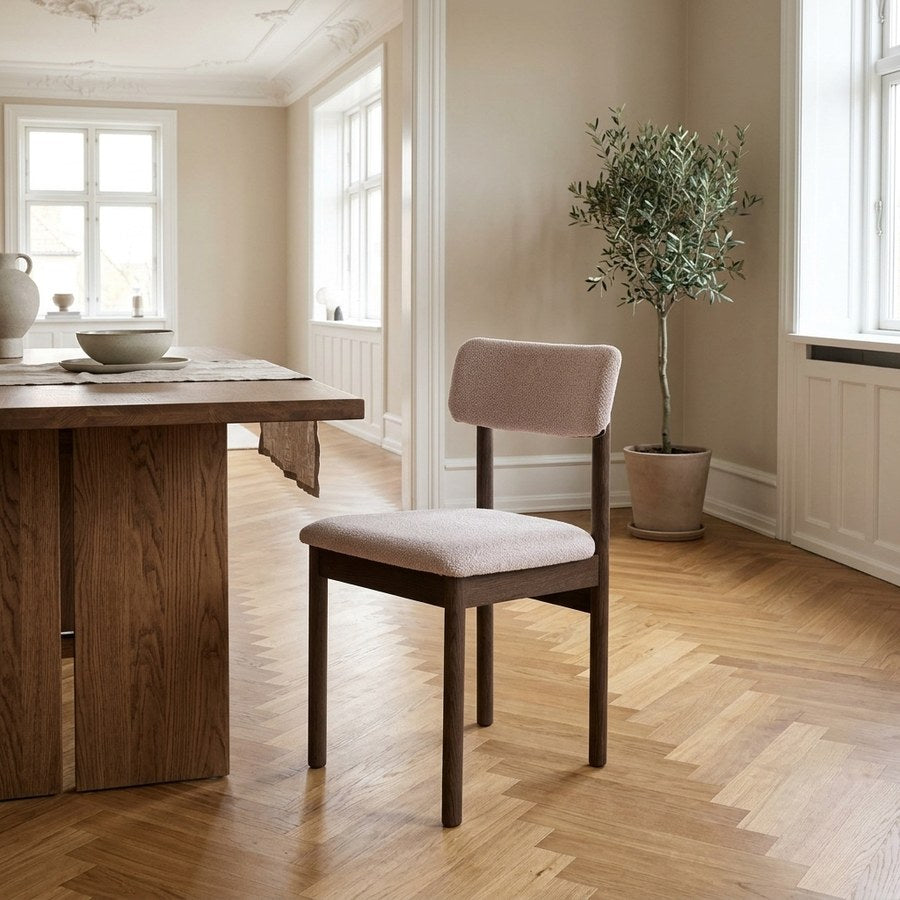 Canora Spisebordsstol i Sand Bouclé & Ben i Espresso Egetræ fra Unique Furniture | B44xD48xH81 cm