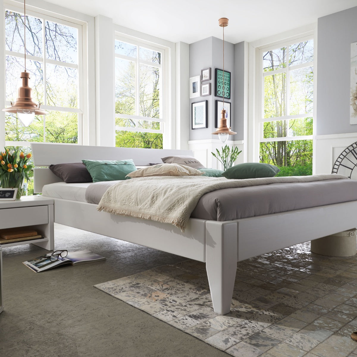 Clean Line Cone Snedker Sengeramme i Fyr Hvid Knastfri fra Raw Sleep med todelt sengegavl i soveværelse – miljøbillede 2 fra Unique Beds, Home & Living