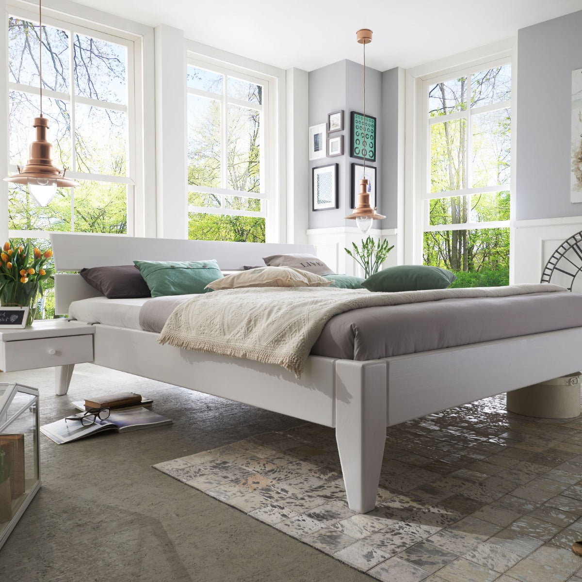 Clean Line Cone Snedker Sengeramme i Fyr Hvid Knastfri fra Raw Sleep med todelt sengegavl – miljøbillede fra Unique Beds, Home & Living