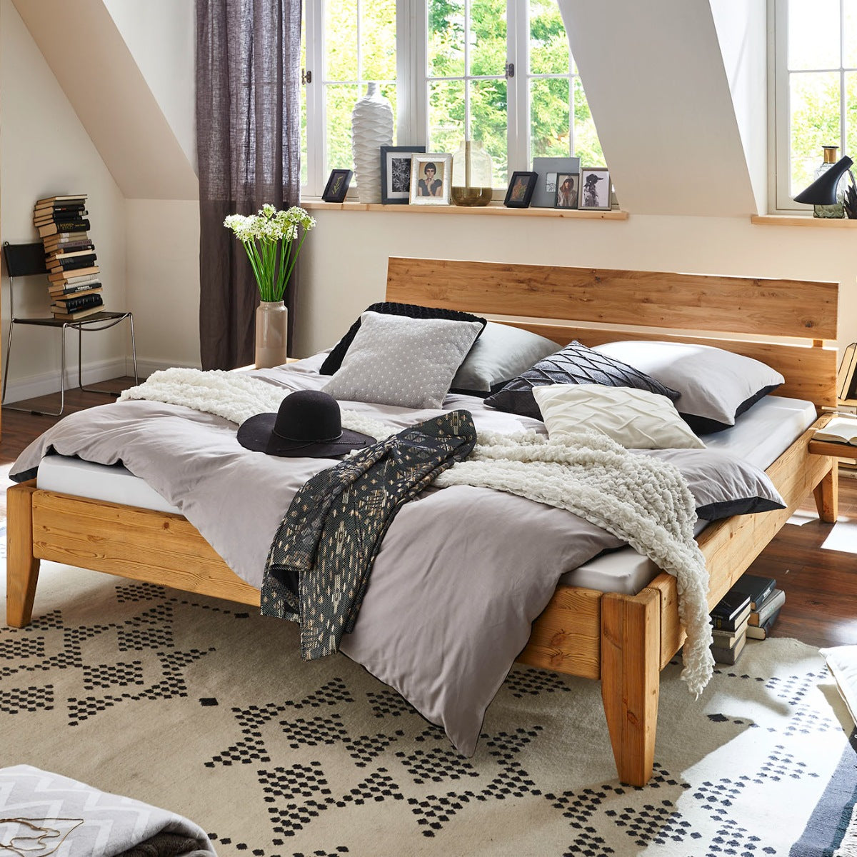Clean Line Cone Snedker Sengeramme i Fyr Lud Olie fra Raw Sleep med todelt sengegavl i soveværelse – miljøbillede 2 fra Unique Beds, Home & Living