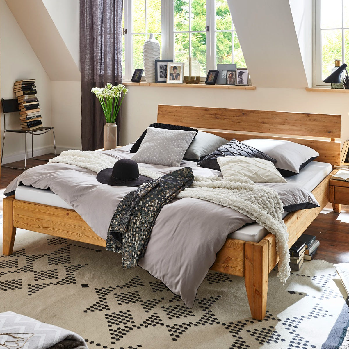 Clean Line Cone Snedker Sengeramme i Fyr Lud Olie fra Raw Sleep med todelt sengegavl – miljøbillede fra Unique Beds, Home & Living