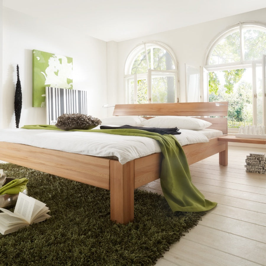 Clean Line Square Snedker Sengeramme i Kernebøg Stavlimet fra Raw Sleep med todelt sengegavl – miljøbillede fra Unique Beds, Home & Living