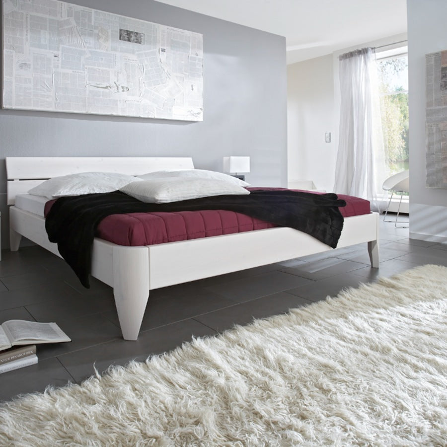 Clean Line Tip Snedker Sengeramme i Fyr Hvid Knastfri fra Raw Sleep med todelt sengegavl – miljøbillede fra Unique Beds, Home & Living