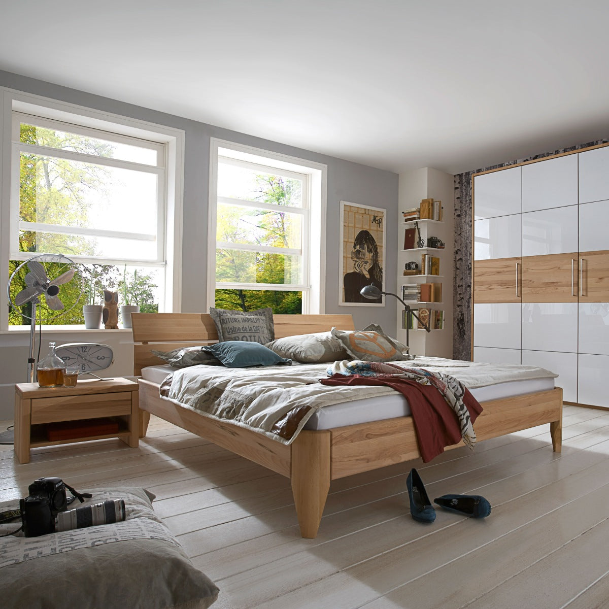 Clean Line Tip Snedker Sengeramme i Kernebøg Stavlimet fra Raw Sleep med todelt sengegavl – miljøbillede fra Unique Beds, Home & Living