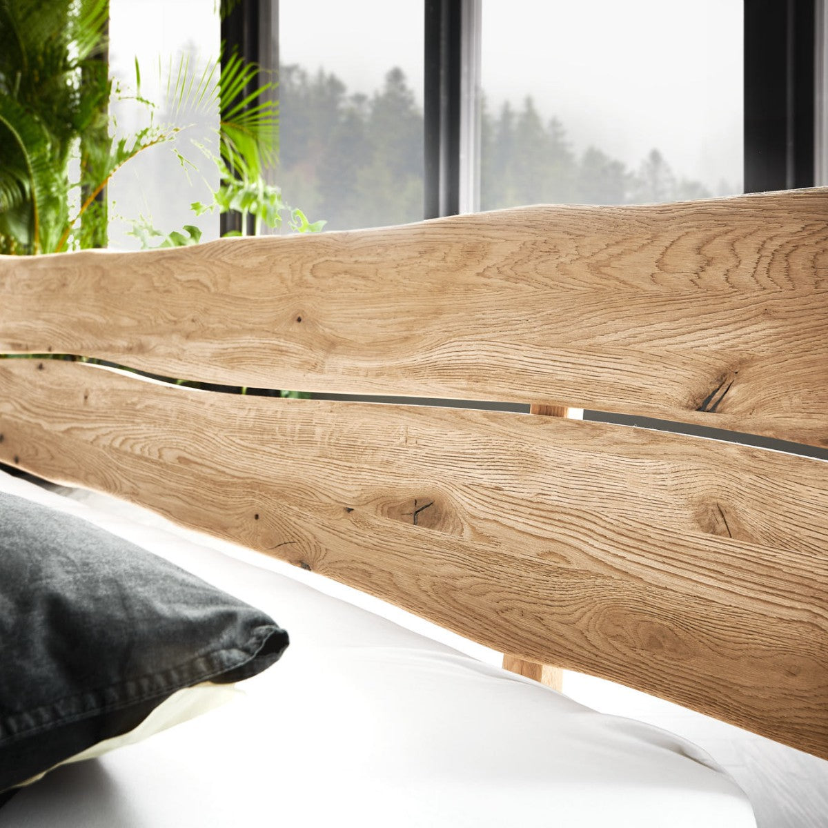 Sengegavl med naturlig bølgekant i sandblæst egetræ fra Raw Sleep – detalje fra Unique Beds, Home & Living