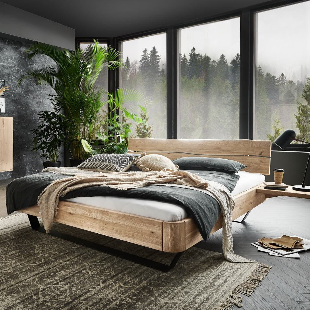 Curved Corner Snedker Sengeramme i Sandblæst Vildeg Bianco fra Raw Sleep med bølgekant-gavl og sorte metalben – miljøbillede fra Unique Beds, Home & Living