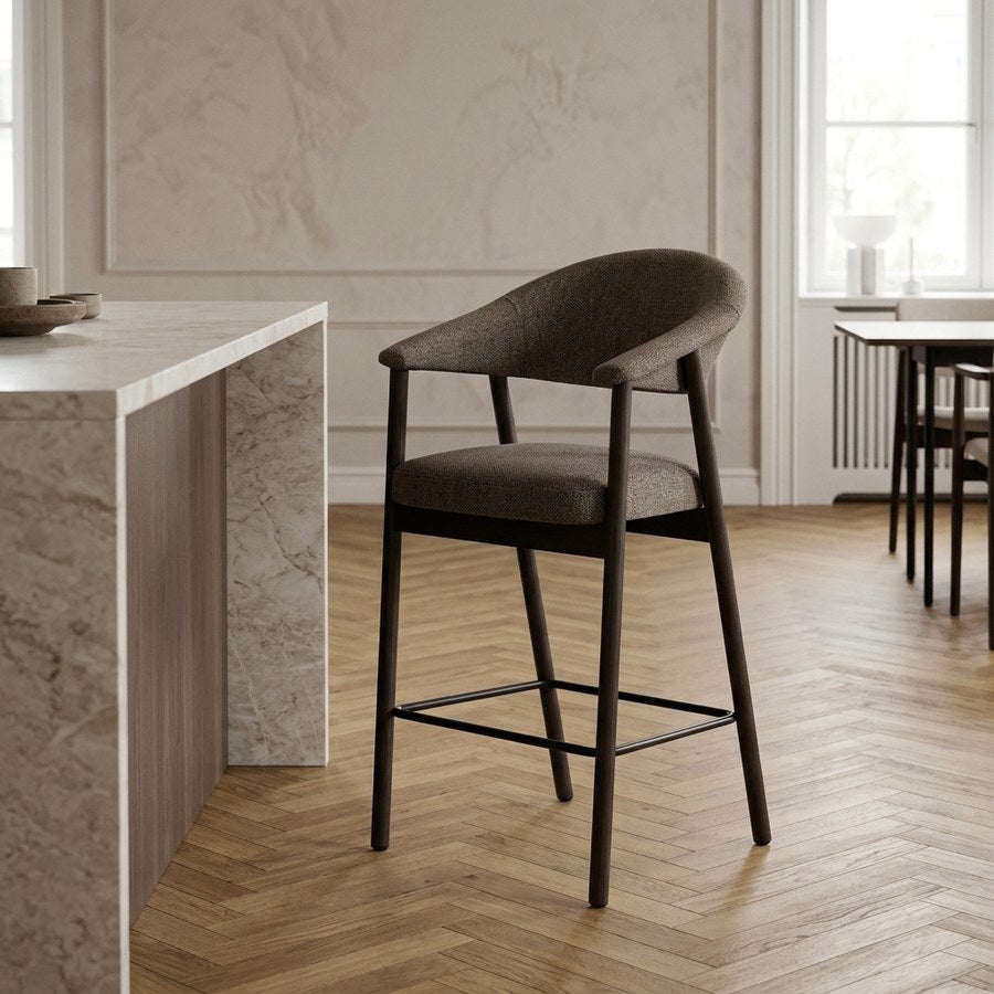 Elk Counterstol i Mørk Taupe Stof & Ben i Mørk Espresso Egetræ fra Unique Furniture | B57xD56xH104 cm