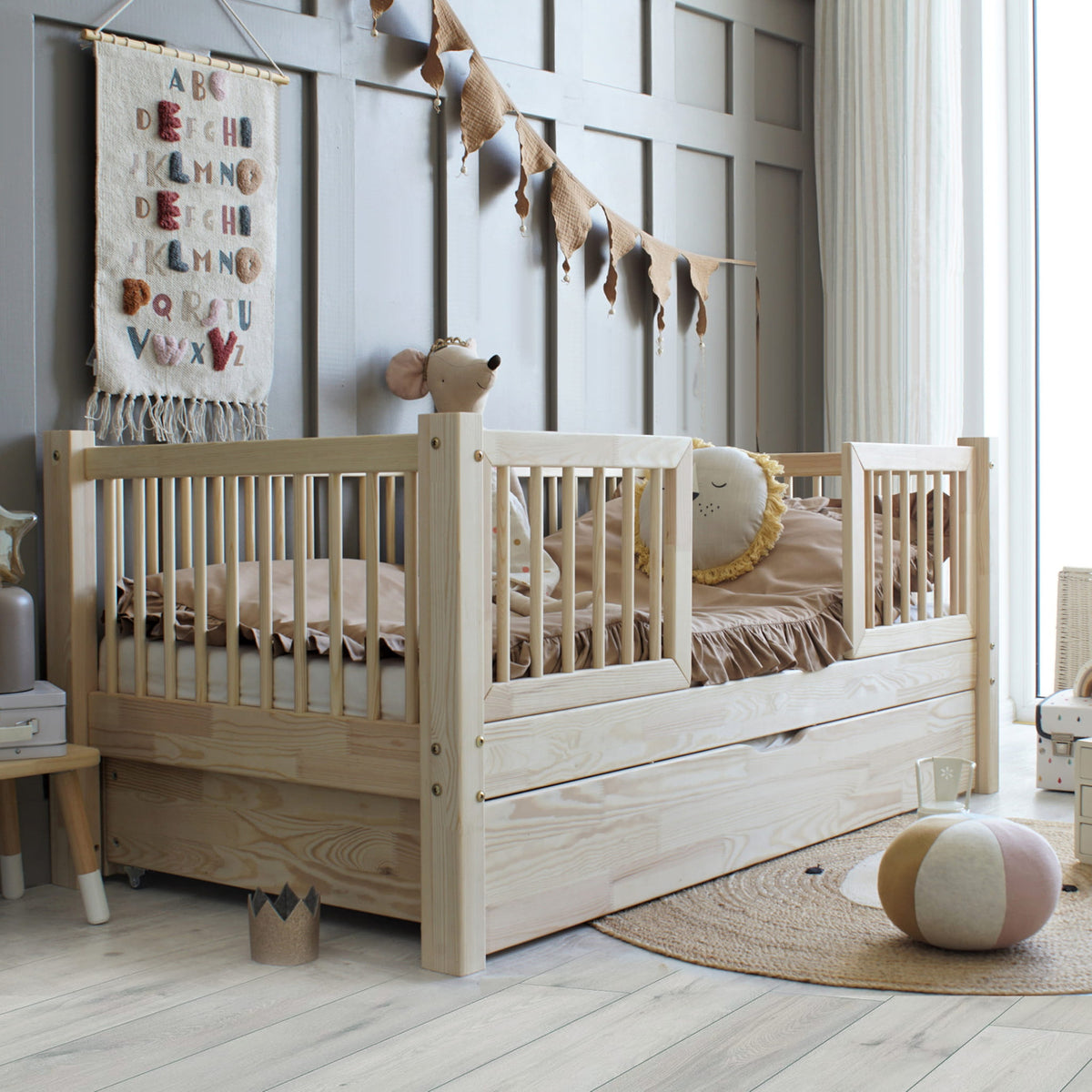 Basic Alto Duo Plus Børneseng med Midterindgang og Skuffe i Limet Fyrretræ i Flere Farver fra Raw Kids i farven Natur – fra Unique Beds, Home & Living
