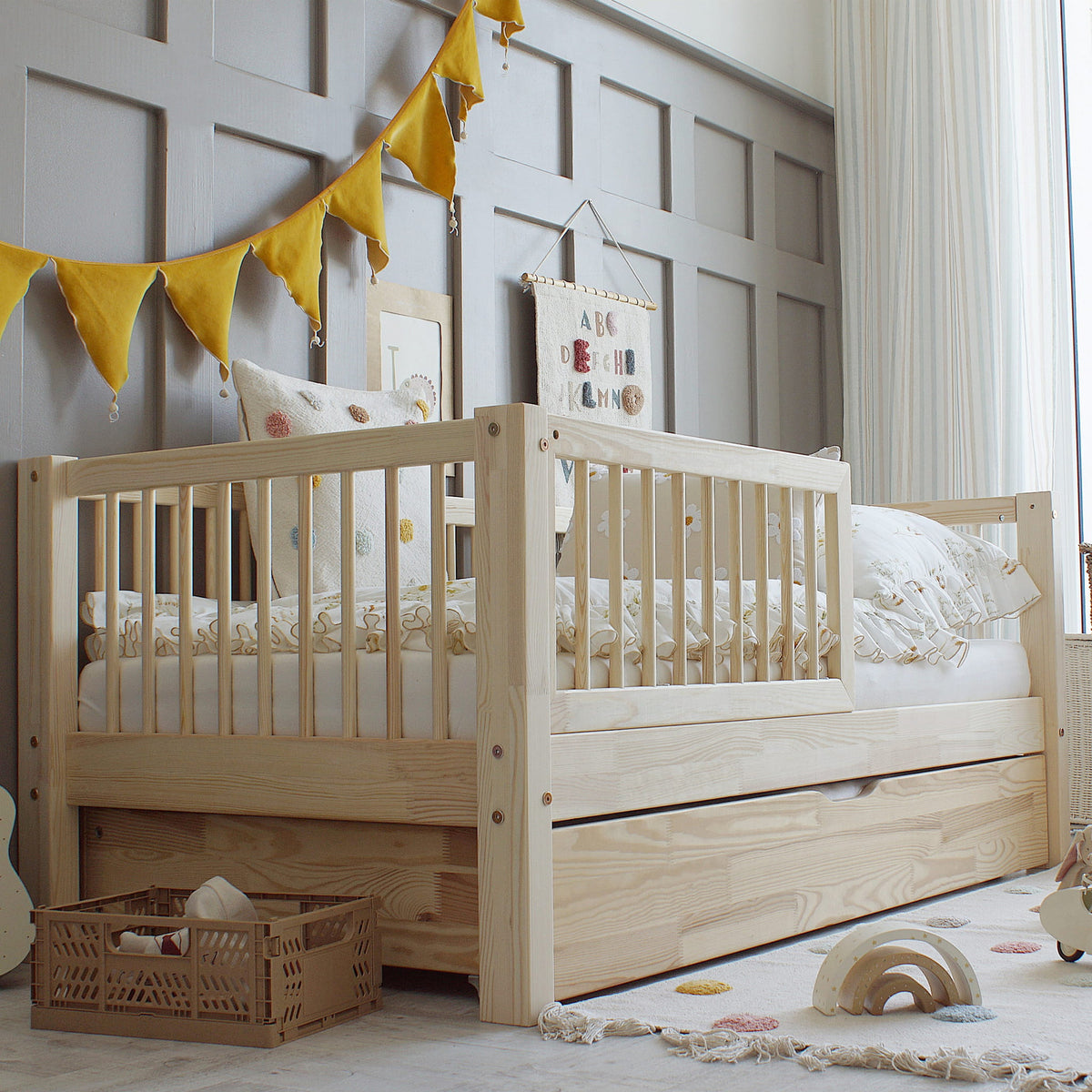 Basic Alto Plus Børneseng med Skuffe i Limet Fyrretræ i Flere Farver fra Raw Kids i farven Natur – fra Unique Beds, Home & Living
