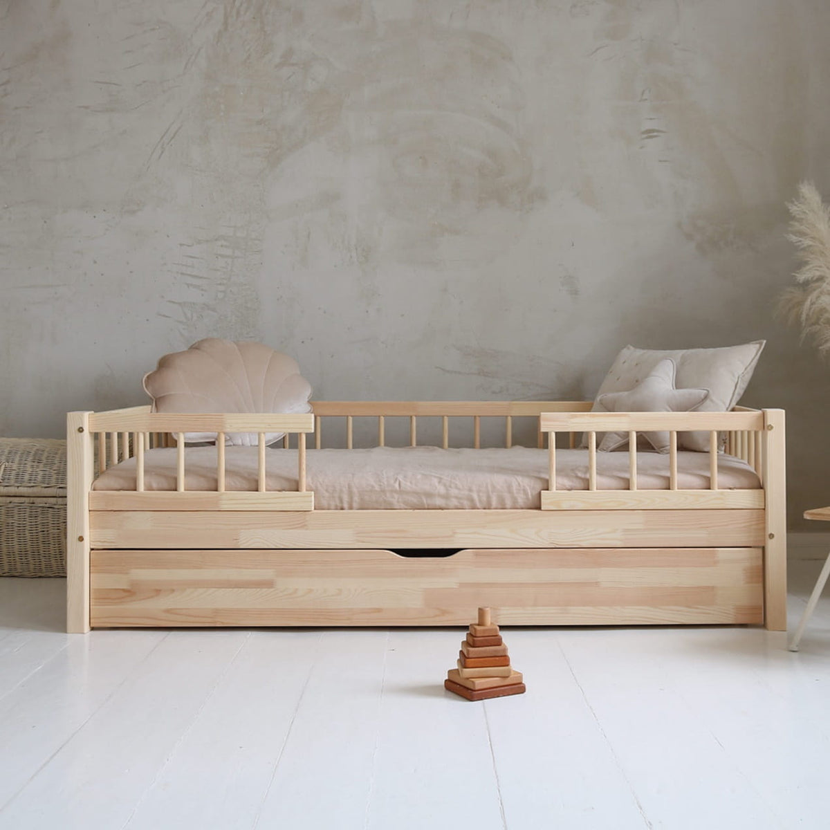 Basic Bello Duo Plus Børneseng med Midterindgang og Skuffe i Limet Fyrretræ i Flere Farver fra Raw Kids i farven Natur – fra Unique Beds, Home & Living
