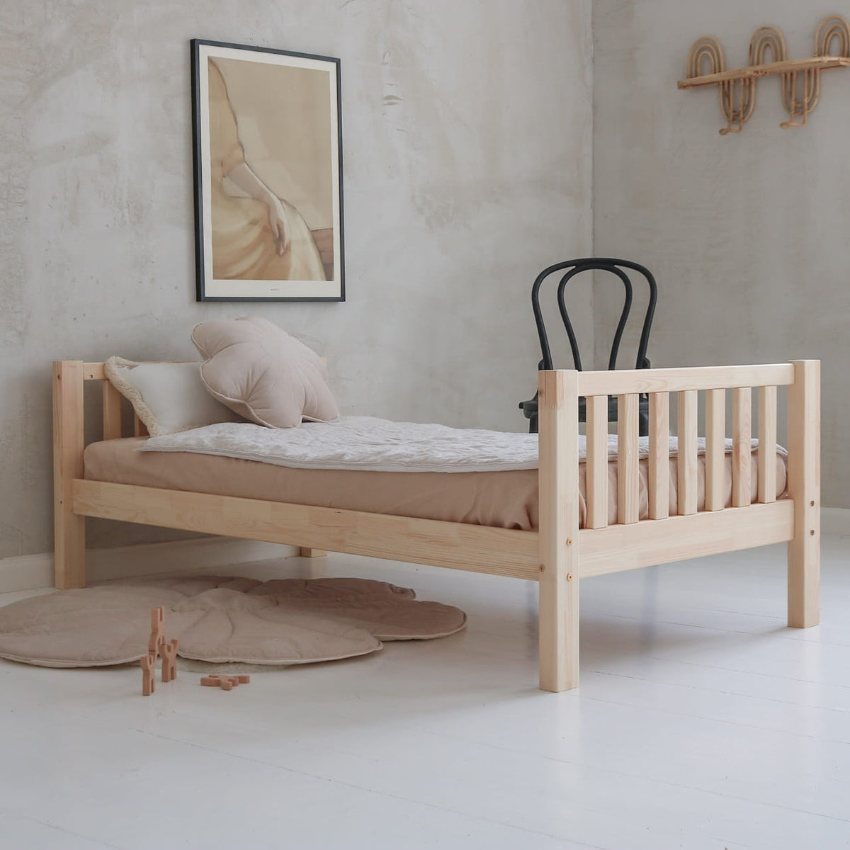 Basic Classic Børneseng i Limet Fyrretræ i Flere Farver fra Raw Kids i farven Natur – fra Unique Beds, Home & Living