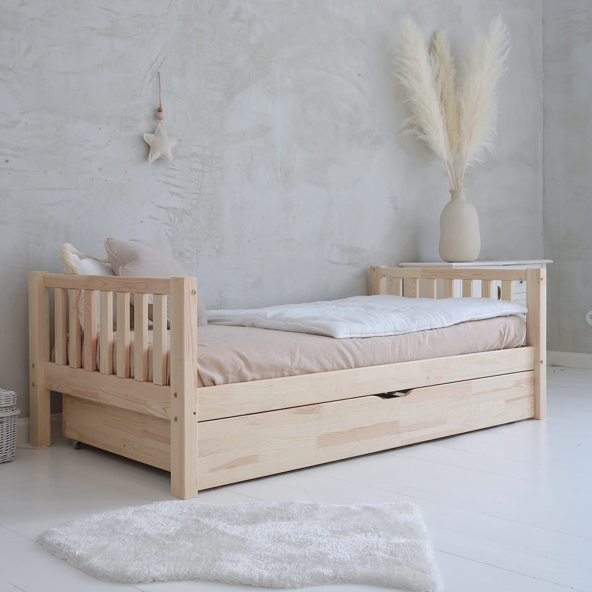 Basic Classic Plus Børneseng med Skuffe i Limet Fyrretræ i Flere Farver fra Raw Kids i farven Natur – fra Unique Beds, Home & Living