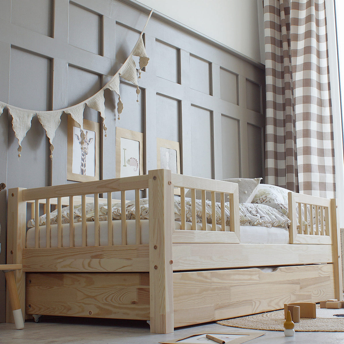 Basic Duo Plus Børneseng med Rund Sengehest, Midterindgang og Skuffe i Flere Farver fra Raw Kids i farven Natur – fra Unique Beds, Home & Living
