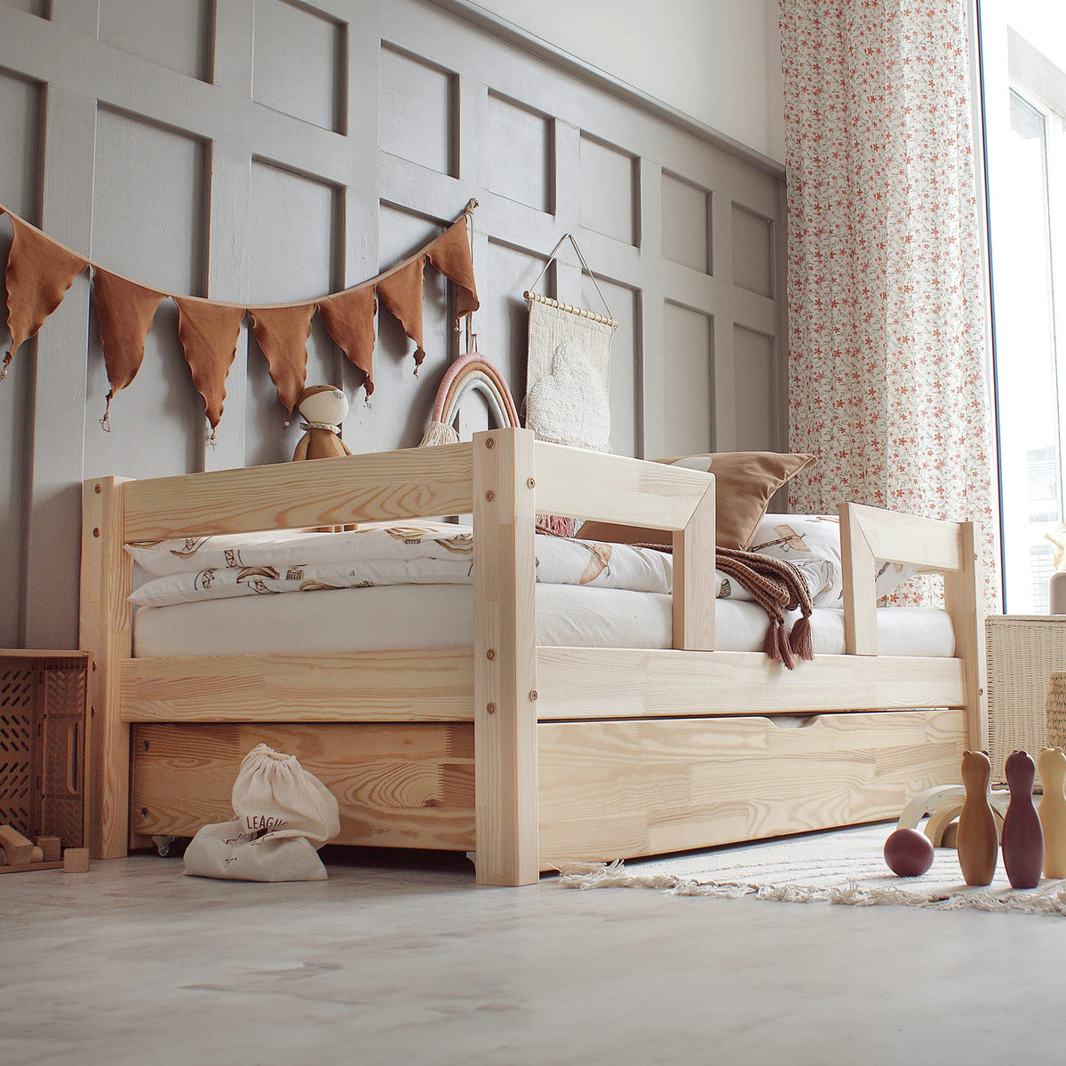 Basic Duo Plus Børneseng med Simpel Sengehest, Midterindgang og Skuffe i Flere Farver fra Raw Kids i farven Natur – fra Unique Beds, Home & Living